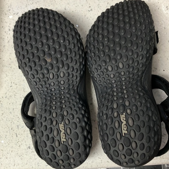 Teva waterproof black leather sandals With two size adjustments. Size 7. - Picture 12 of 12